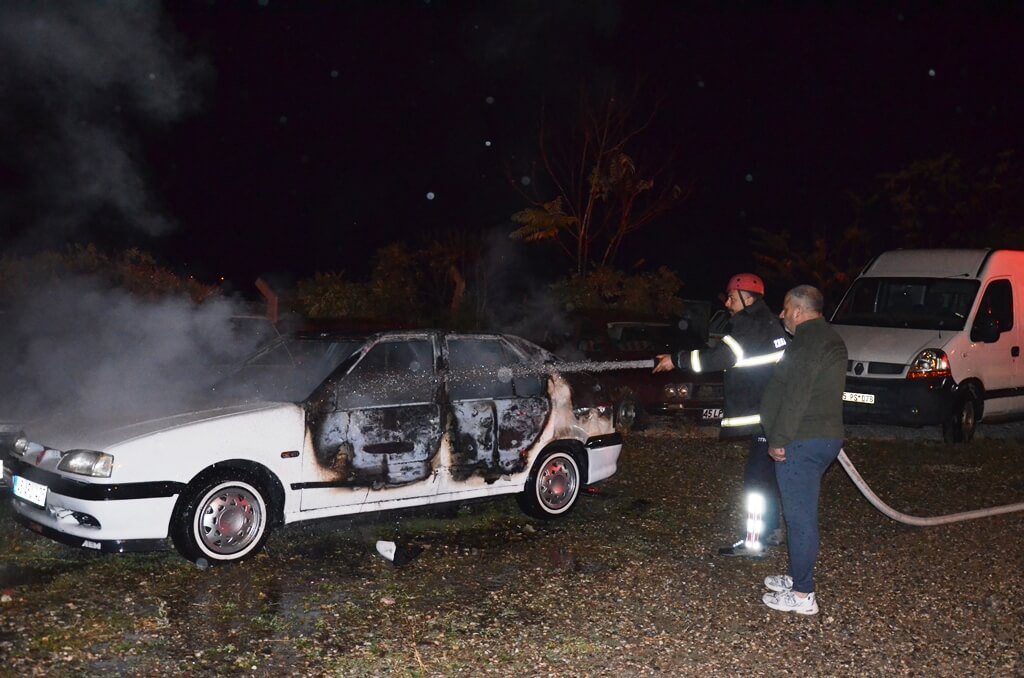 Manisa'nın Demirci ilçesinde iki otomobil yandı