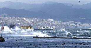 Şiddetli Fırtına nedeniyle İzmir'de vapur seferleri durdu