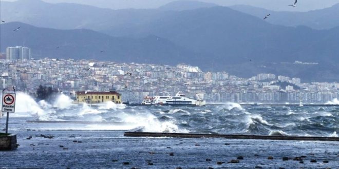 Şiddetli Fırtına nedeniyle İzmir'de vapur seferleri durdu