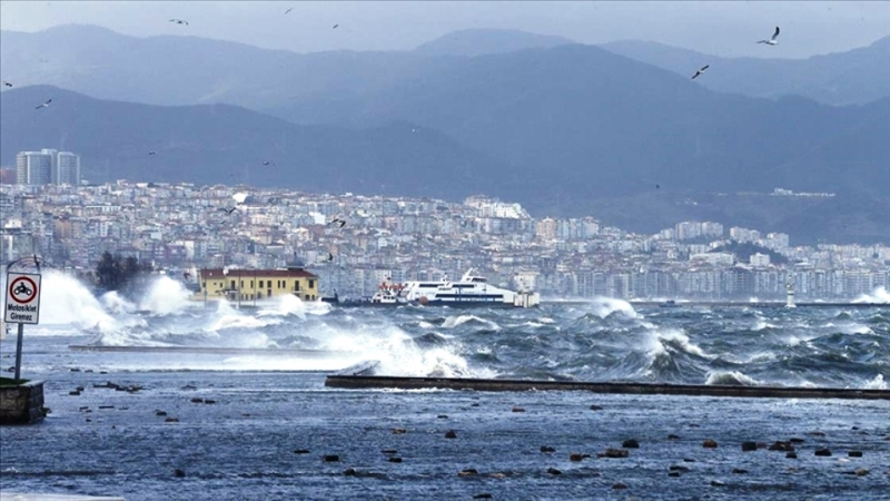 Şiddetli Fırtına nedeniyle İzmir'de vapur seferleri durdu