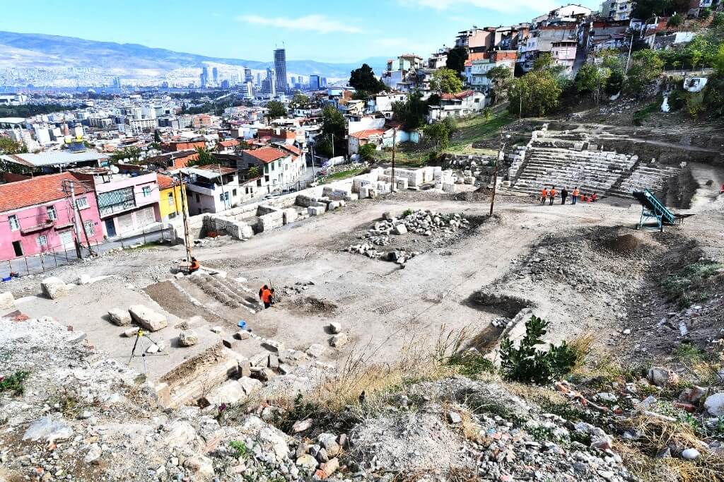 Smyrna Antik Kenti'ndeki tiyatroda "sanatçı tuvaleti" bulundu