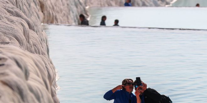 Sonbaharın cazibe merkezi Pamukkale turistleri cezbediyor