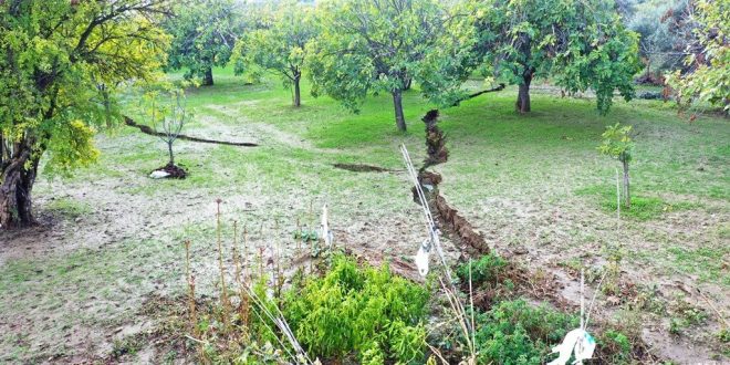 Aydın'da oluşan yarıkların kuraklıktan kaynaklandığı bildirildi