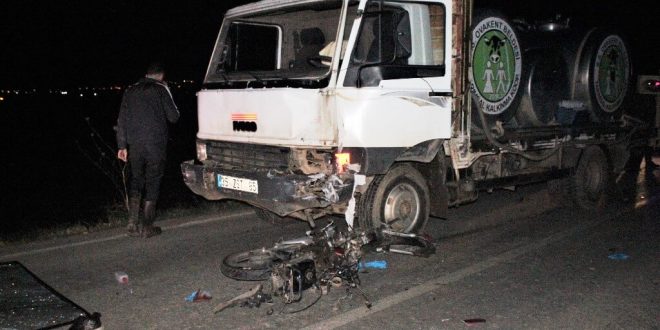İzmir Ödemiş'te süt kamyonu ile çarpışan motosikletin sürücüsü hayatını kaybetti