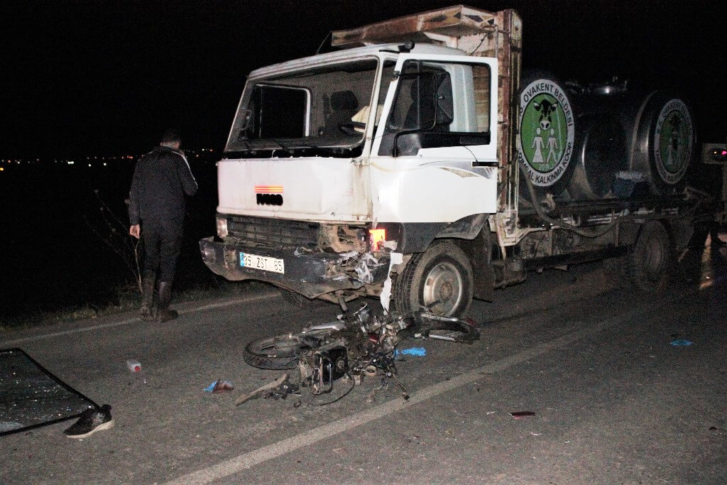 İzmir Ödemiş'te süt kamyonu ile çarpışan motosikletin sürücüsü hayatını kaybetti