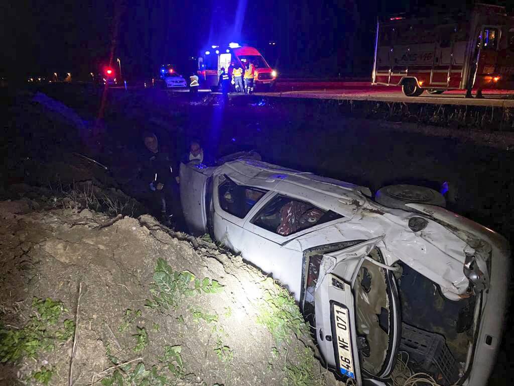 İzmir Tire'de otomobilin devrilmesi sonucu 1 kişi öldü, 2 kişi yaralandı