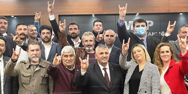 İzmir'de CHP ve İYİ Parti'den istifa eden 73 kişi MHP'ye katıldı