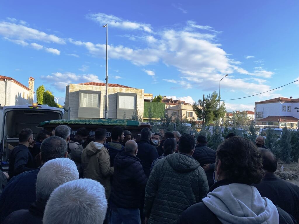 İzmir'in Çeşme İlçesinde trafik kazasında hayatını kaybeden sürücü son yolculuğuna uğurlandı