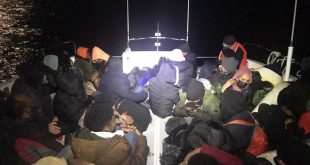 İzmir'in Çeşme ve Dikili ilçeleri açıklarında 137 düzensiz göçmen kurtarıldı