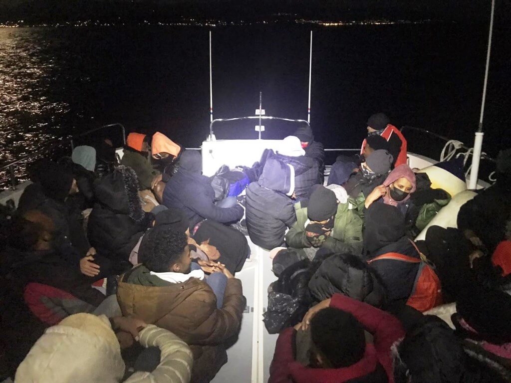 İzmir'in Çeşme ve Dikili ilçeleri açıklarında 137 düzensiz göçmen kurtarıldı