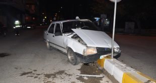Manisa Alaşehir'de refüje çarpan otomobildeki 2 kişi yaralandı