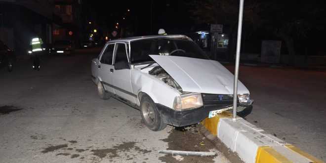 Manisa Alaşehir'de refüje çarpan otomobildeki 2 kişi yaralandı