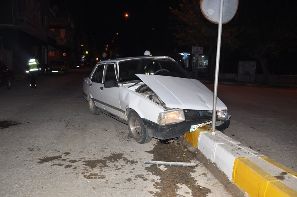 Manisa Alaşehir'de refüje çarpan otomobildeki 2 kişi yaralandı