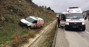 Manisa Kula İlçesinde 3 aracın karıştığı trafik kazasında 2 kişi yaralandı