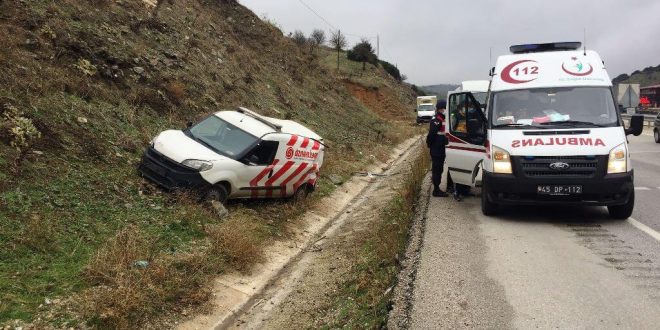 Manisa Kula İlçesinde 3 aracın karıştığı trafik kazasında 2 kişi yaralandı