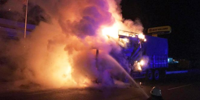 Muğla'da seyir halindeki kamyonda çıkan yangın hasara yol açtı