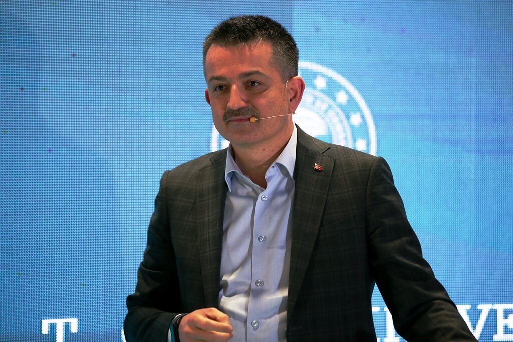 Tarım ve Orman Bakanı Pakdemirli İzmir'de AK Parti Eğitim Programı'na katıldı: