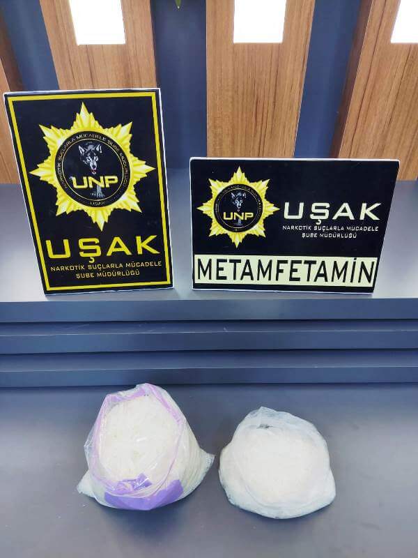 Uşak'ta Trafik kontrolünde bir otomobilde 1 kilo 300 gram metamfetamin ele geçirildi