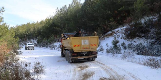 Bayındır Belediyesinin karla mücadele çalışmaları sürüyor