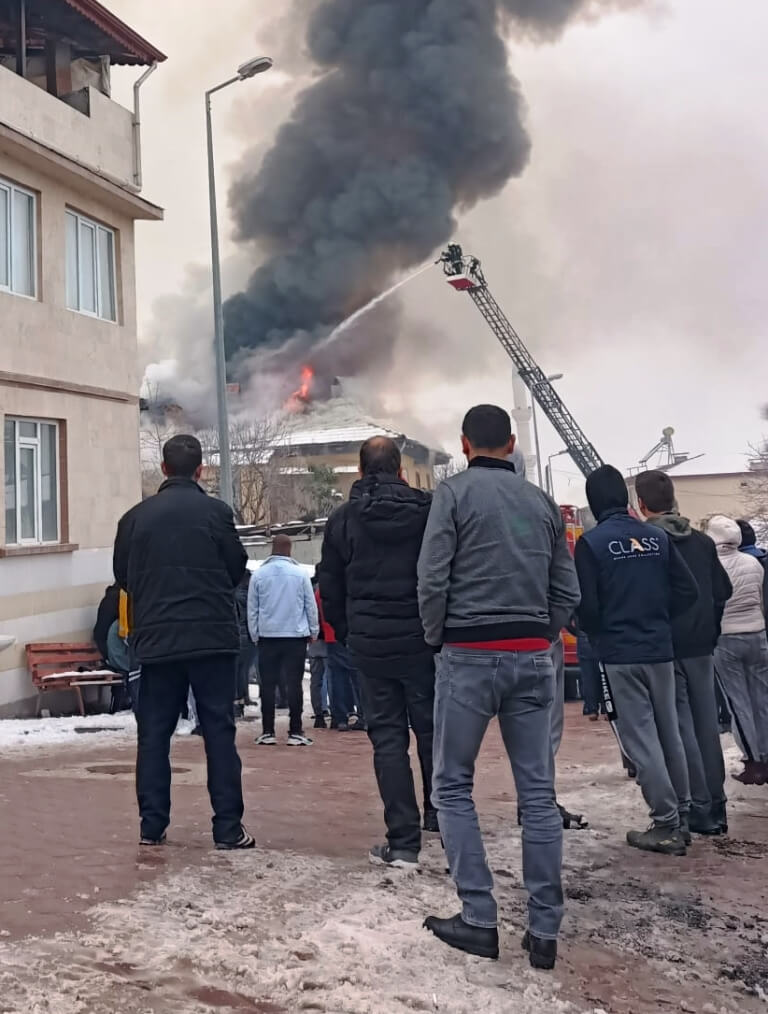 Honaz'da yangın çıkan iki ev kullanılamaz hale geldi