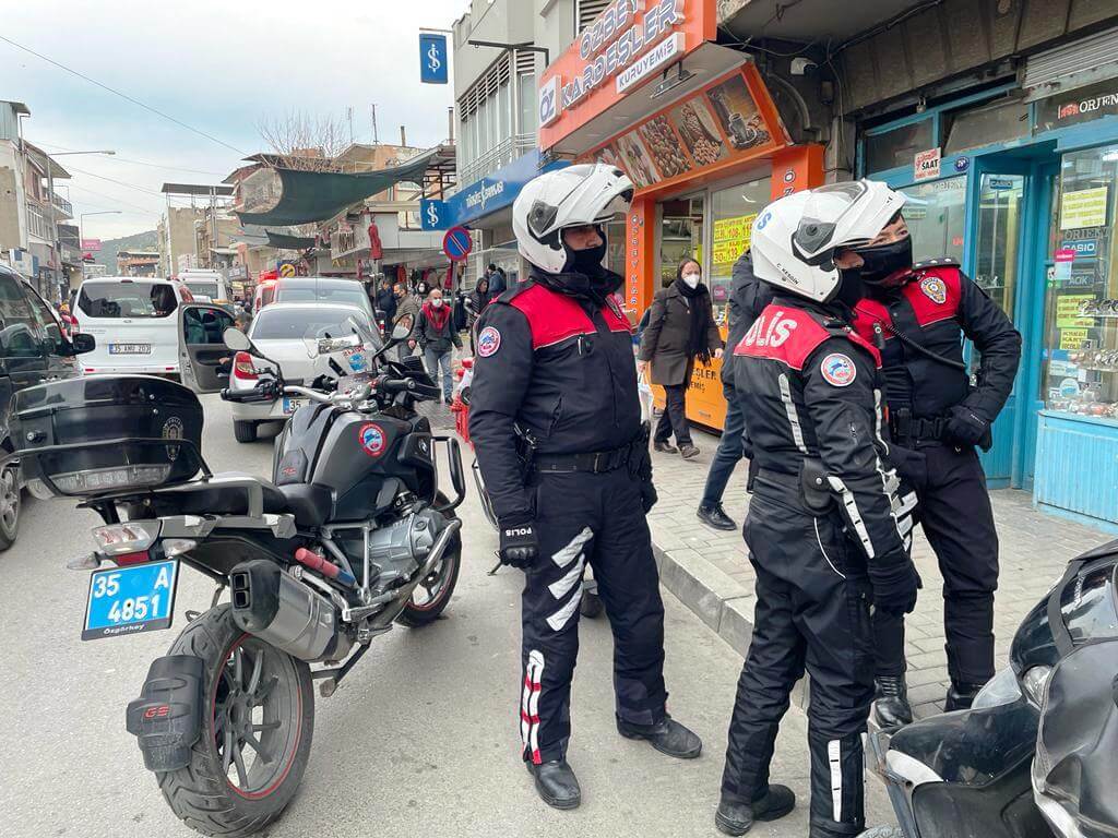 İzmir Bornova'daki kuyumcuda altınların gasbedilme görüntüleri ortaya çıktı