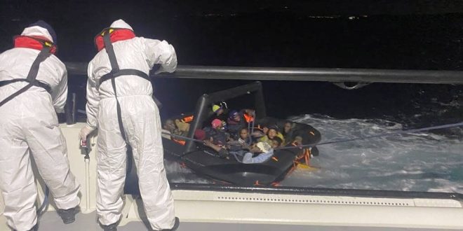 İzmir Çeşme açıklarında 15 düzensiz göçmen kurtarıldı
