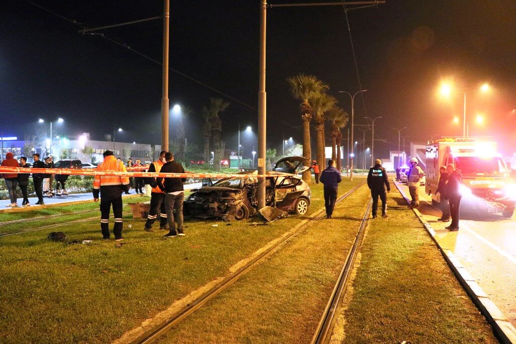 İzmir Karşıyaka'da elektrik direğine çarpan araçtaki 4 kişi yaralandı