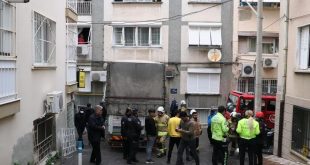 İzmir Konak'ta apartman duvarına çarpan kamyondaki 3 kişi yaralandı