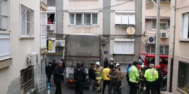 İzmir Konak'ta apartman duvarına çarpan kamyondaki 3 kişi yaralandı