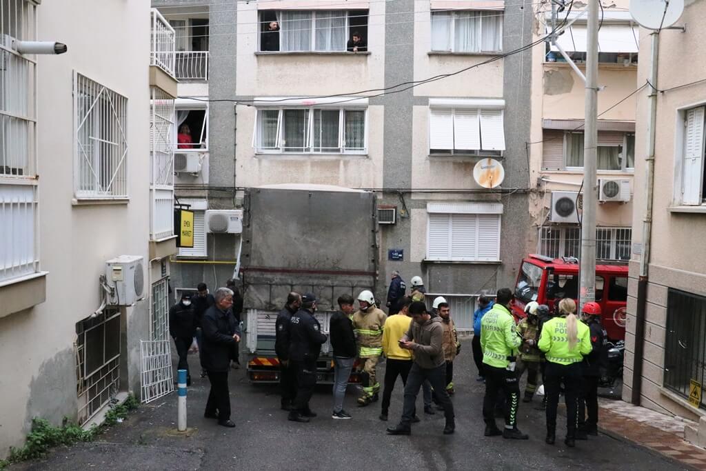 İzmir Konak'ta apartman duvarına çarpan kamyondaki 3 kişi yaralandı