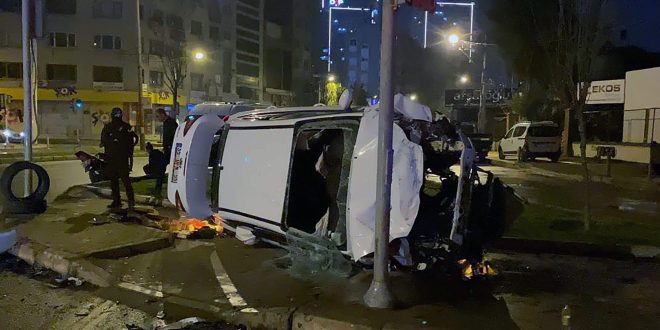 İzmir Konak'ta otomobil ile minibüsün çarpıştığı kazada 3 kişi yaralandı