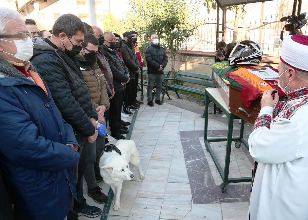 İzmir'de apartmanda çıkan yangında ölen gencin cenazesi toprağa verildi