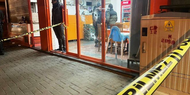 İzmir'de bir restorana düzenlenen silahlı saldırıda iki kişi yaralandı