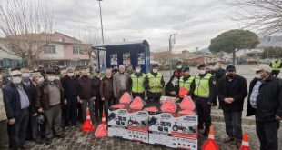 İzmir'de traktör kazalarının önlenmesi için 159 sürücüye reflektör dağıtıldı