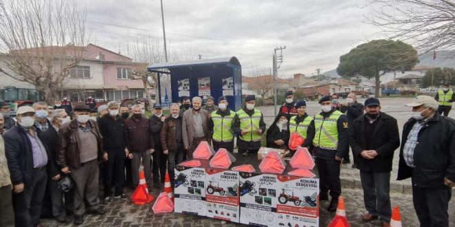 İzmir'de traktör kazalarının önlenmesi için 159 sürücüye reflektör dağıtıldı