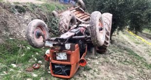 Manisa Akhisar’da devrilen traktörün sürücüsü öldü