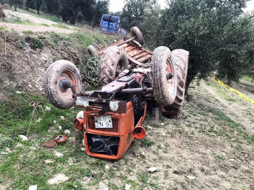 Manisa Akhisar’da devrilen traktörün sürücüsü öldü