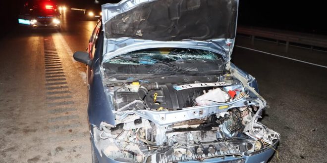 Manisa'da otomobil ile tırın çarpıştığı kazada 3 kişi yaralandı