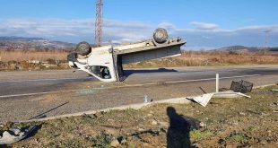 Sarıgöl'de devrilen pikaptaki iki kişi yaralandı