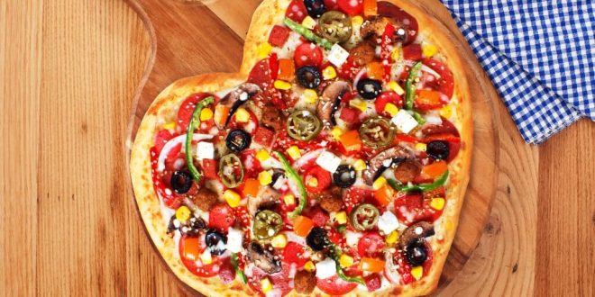 Aşkın tadını Domino’s’ Kalp Pizza ile çıkarın!